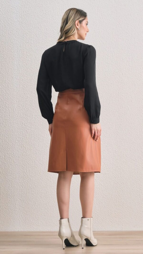 Conjunto Blusa Punho e Saia Couro - Image 3